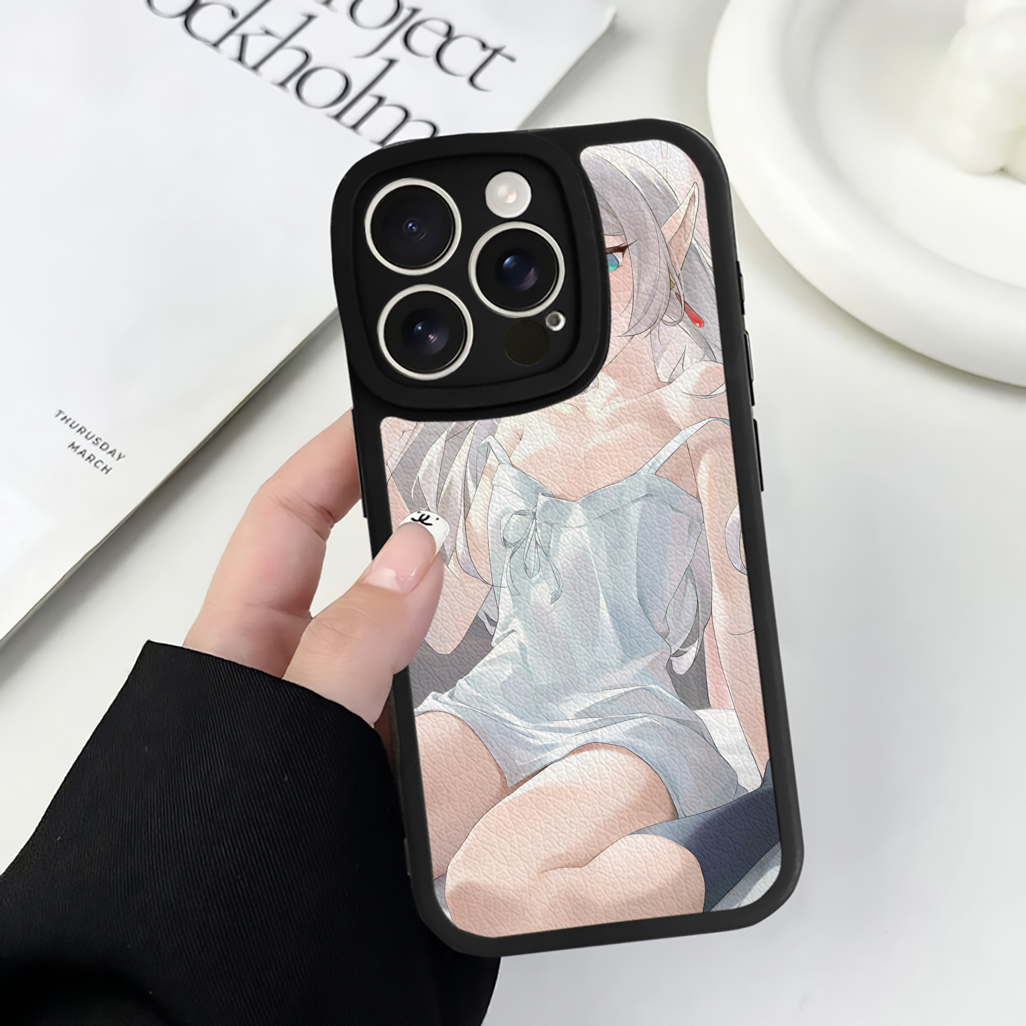（画像用） 葬送のフリーレン Frieren 【iPhone 16シリーズ対応】シリコンスマホケース（レザー調） 材質：シリコン